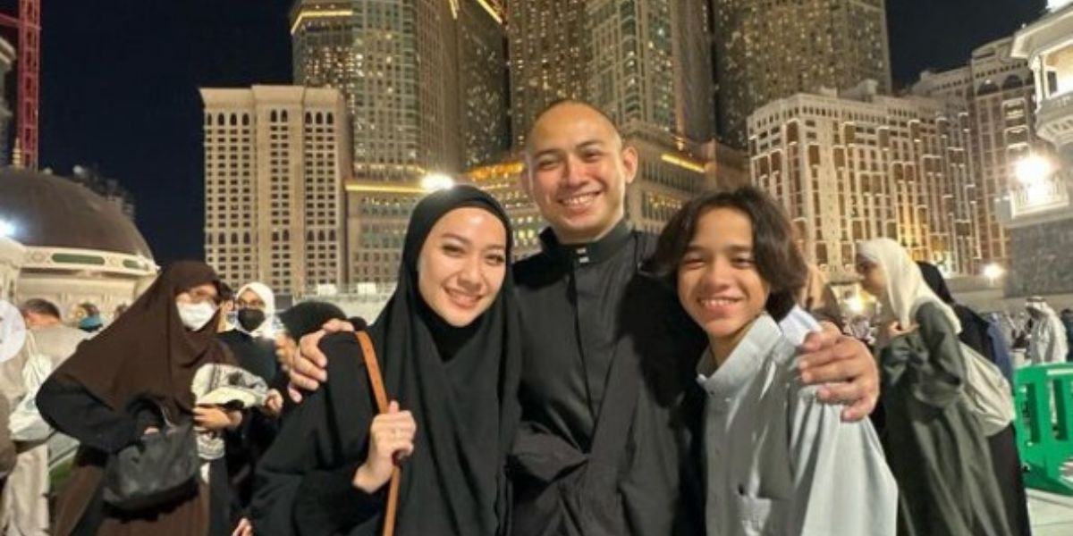 Photos of BCL Wearing a Hijab during Umrah with Noah and Tiko, Said to Look More Elegant than Wearing Open Clothes