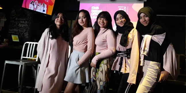 Manajemen baru Amel Carla bersama sejumlah artis (credit: Kapanlagi.com)