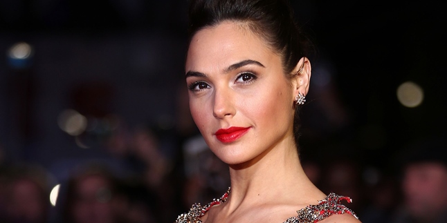 Gal Gadot Posts Prayer Regarding Israel-Palestine Conflict, Closes Comment Section After Flooded with Criticism