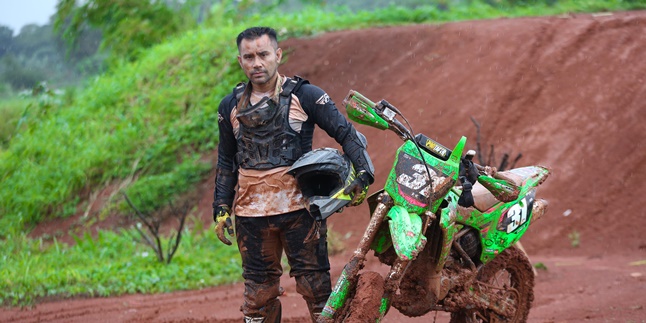 Because of Darius Sinathrya and Ibnu Jamil, Judika Has a New Hobby of Trail Riding