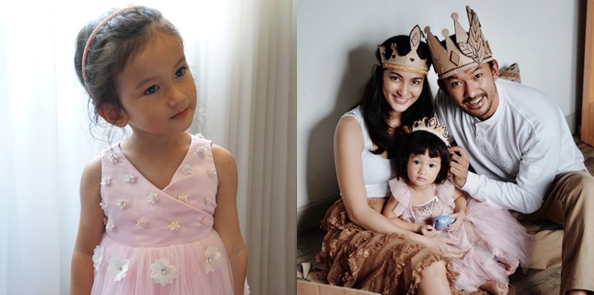 Aged 3, Here are 9 Beautiful Photos of Salma, Rio Dewanto and Atiqah Hasiholan's Daughter - Skilled at Posing in Front of the Camera