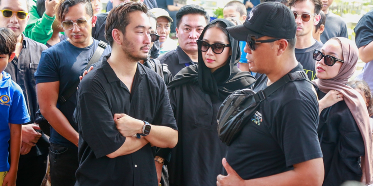 Being Present at the Funeral Procession of Jeje Govinda's Mother, Nagita Slavina Hugs and Comforts Her Sister-in-law's Sobbing