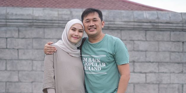 Hanung Bramantyo and Zaskia Adya Mecca Reveal Reasons for Choosing the Name Bhaj Kama for Their 5th Child