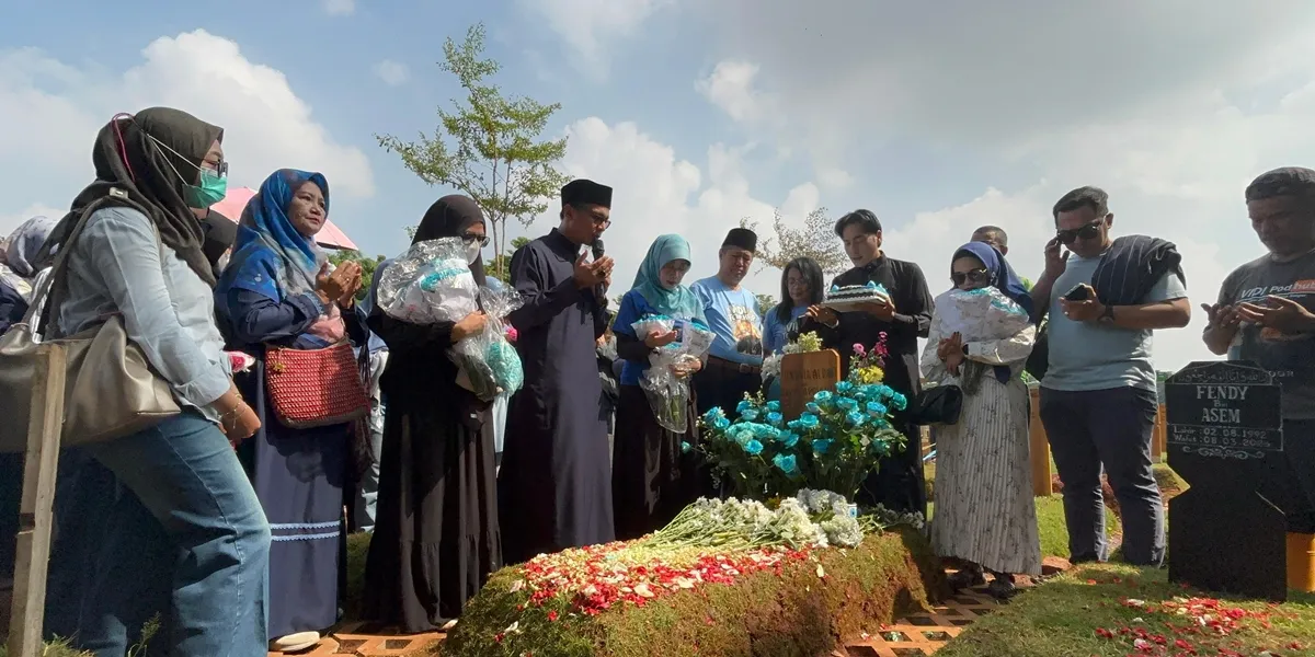 Harry Kiss Reveals the Meaning of the Blue Rose Adorning Vidi Aldiano's Grave