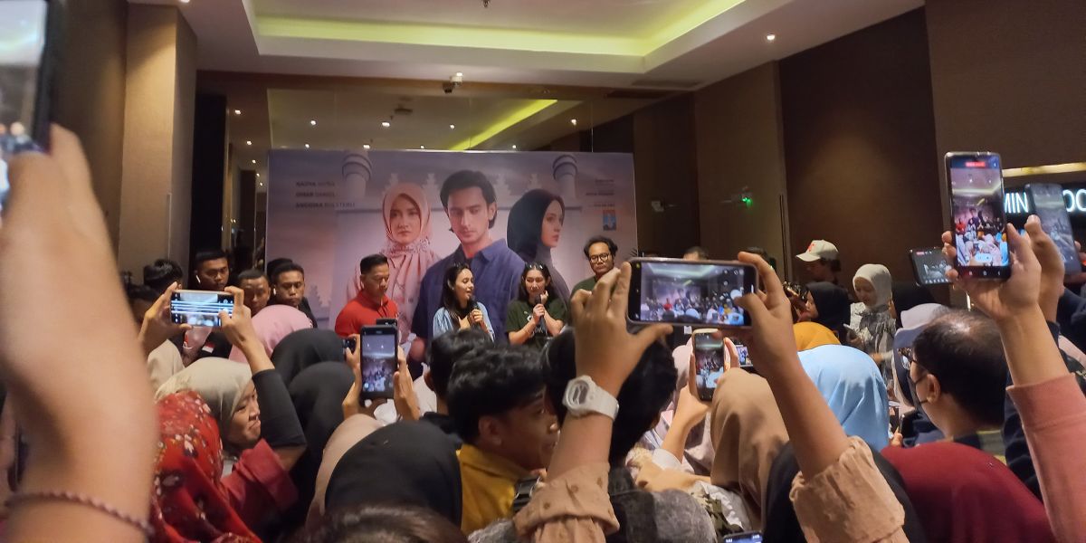 'HATI SUHITA': Diving into the Love Triangle and Struggle in Marriage Story, Film Cast Meet with Loyal Fans in Malang