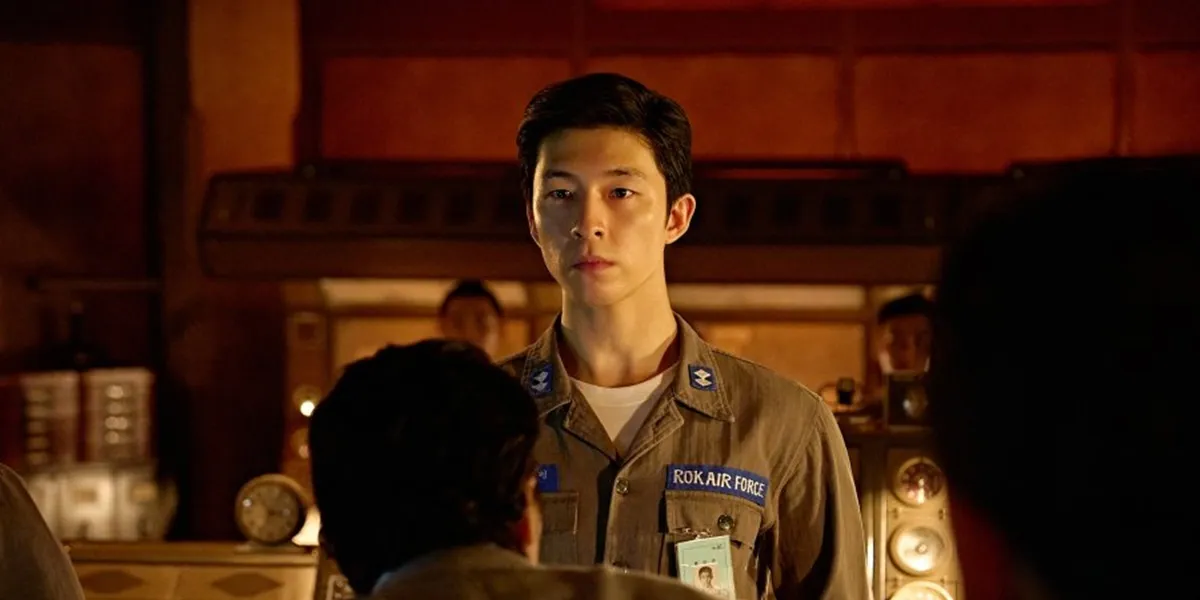 Hong Kyung Learns English & Japanese for 5 Months for His Role in GOOD NEWS, the Result Amazes the Director