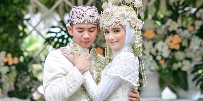 Mother Ipah Saripah Cries Just Watching Rizki DA and Nadya's Wedding on TV, No Relationship Since 2015