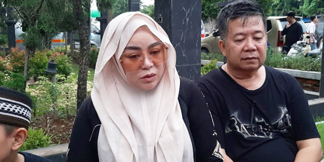 Mother Passed Away, Annisa Bahar Cries Remembering Her Many Sins to the Deceased