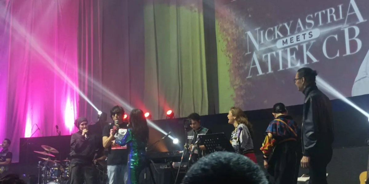 Ikang Fawzi Appears at Nicky Astria Meets Atiek CB Concert, Invites the Audience to Pray for the Late Marissa Haque