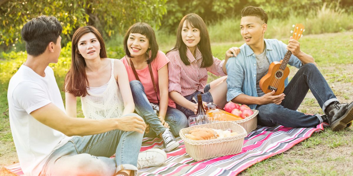 Here Are 3 Fun Ways to Enjoy a Picnic with Friends, Guaranteed to Be More Memorable!