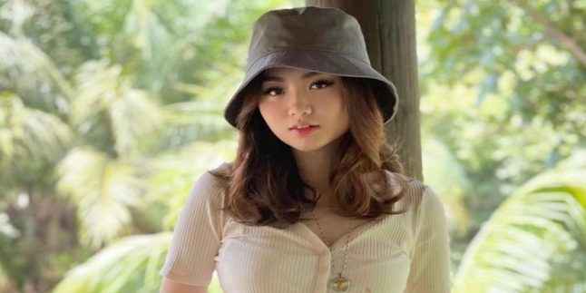 Check Out Vanessa Khong's Outfit that Earned Her the Nickname 'CEO of Bucket Hat'