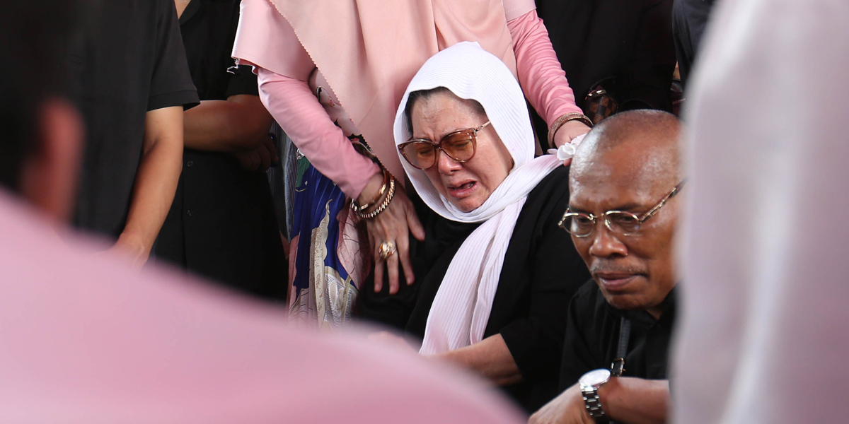 The Mother's Tears Broke as She Accompanied the Funeral of Senior Singer Puput Novel, 'Goodbye My Beloved Child'