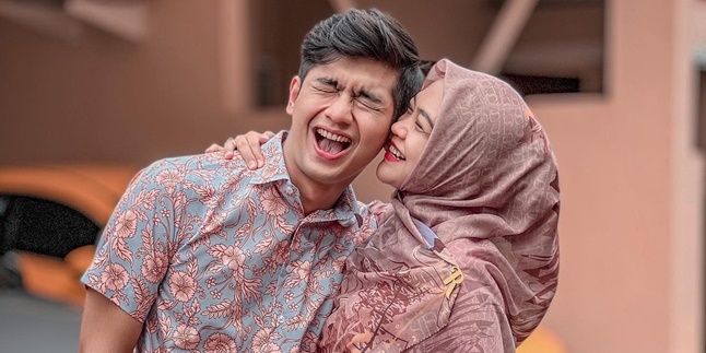 Teuku Ryan Learns to Take Care of Baby as a Prepared Husband Before Ria Ricis Gives Birth