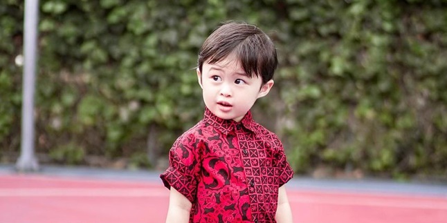 Rarely Going Out, Raphael Moeis is Very Happy to Visit Grandma's House - Looking Handsome Wearing Batik