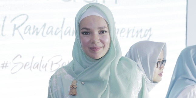Ahead of Ramadan, Dewi Sandra Reminds Netizens That Not All Personal Problems Need to be Shared on Social Media