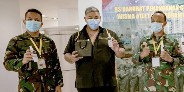 Ahead of 39th Birthday, Ivan Gunawan Distributes 1000 Hand Sanitizers for Wisma Atlet Kemayoran