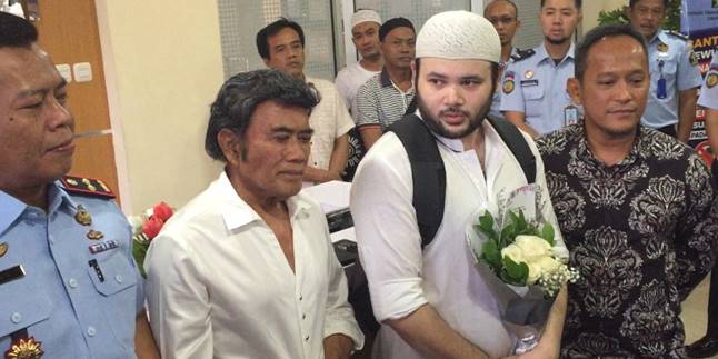 Picking up Ridho Rhoma Free from Prison, Rhoma Irama Cries Unable to Hold Back Emotions