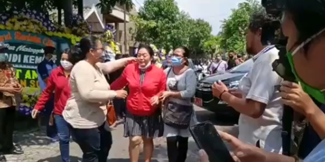 Didi Kempot's Body Departed to Ngawi, Second Wife Cries Hysterically: Wait for Me Pa