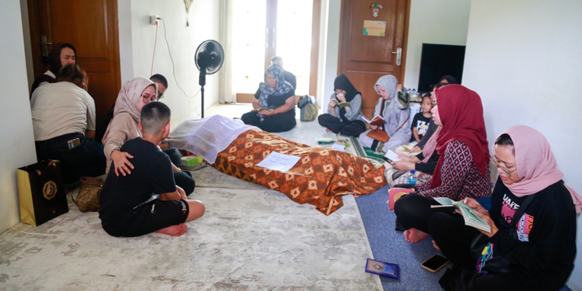 Jeje Govinda's Mother's Body Arrives at the Funeral Home, Greeted by Family's Tears