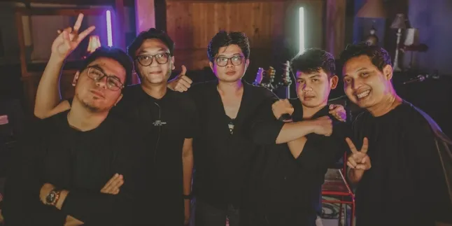 Juicy Luicy Pour Deep Pain About Unrequited Love in 'H-5' Music Video