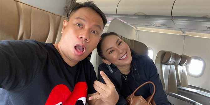 Kalina Ocktaranny and Vicky Prasetyo Officially Engaged, Showing off the Ring - Write Words Full of Love