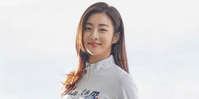 Kang Sora is Pregnant with First Child, Agency Denies Pregnancy Outside of Marriage