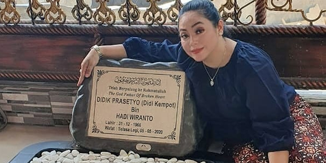 Missing You, Yan Vellia Visits the Tomb of the Late Didi Kempot