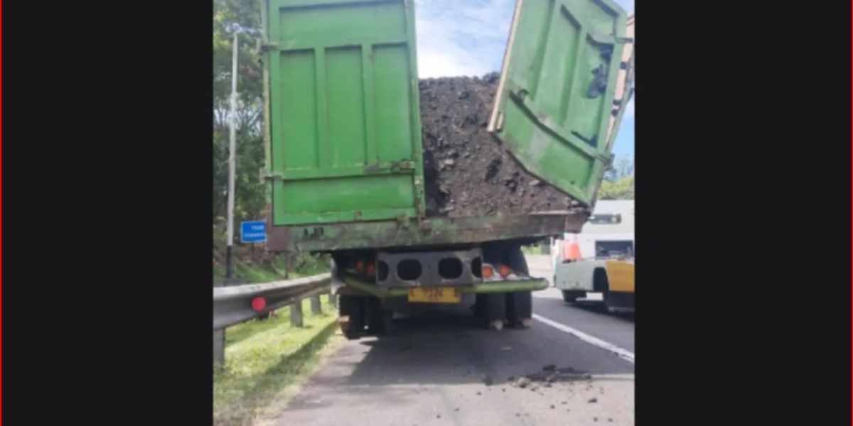 Multi-Vehicle Accident on Cipularang Toll Road KM 97, Truck Unable to Climb, 5 Vehicles Involved