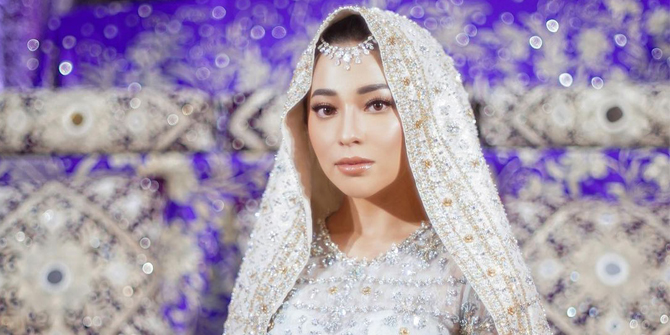 Wear Traditional Minang Wedding Dress, Nikita Willy Looks Beautiful and Stunning on Her Wedding Day