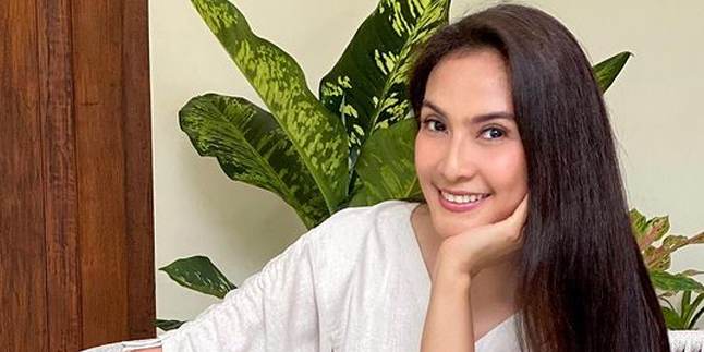 Working From Home, Maudy Koesnaedi Shows a Beautiful Face Without Makeup