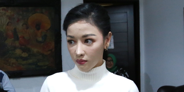 Upset Because Her Face is Called Different from Instagram Photos, Flight Attendant Siwi Widi Gives Defense