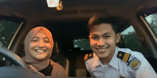 Funny but Sweet! These are 8 Moments of Togetherness of Arafah Rianti with Her Boyfriend, the Young and Handsome Train Engineer