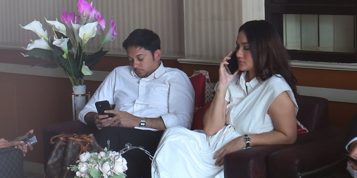 Matching in White Outfits for Divorce Court, Andrew Andika Reveals Still Has Affection for Tengku Dewi Putri