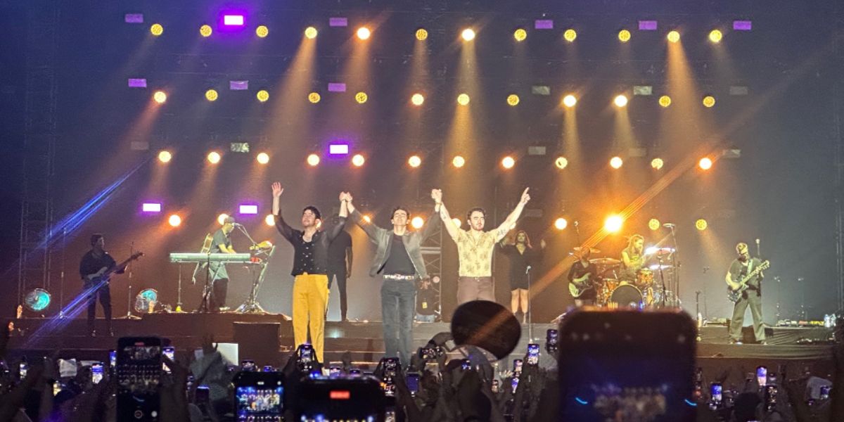 Jonas Brothers' Debut Concert 'The Tour' Successfully Held in Jakarta, Singing Hits from 5 Albums - Putri Ariani as the Opening Act