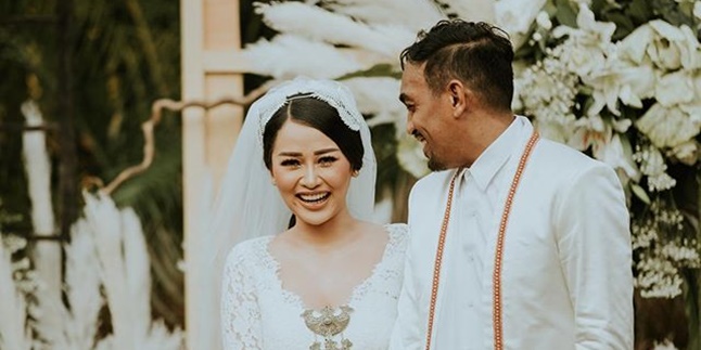 Visit the Tomb of the Husband, Mutia Ayu Brings Glenn Fredly's Favorite White Flowers