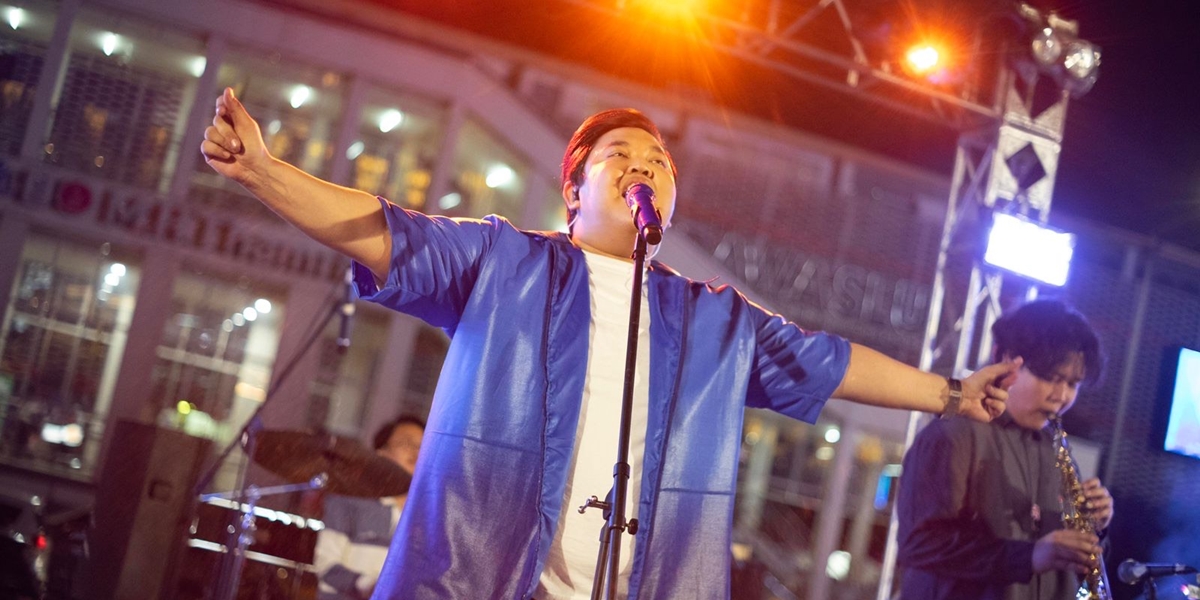 Continue the Spirit of the Song 'Sudahlah', Ear Sun Successfully Performed at IBJ Music Night