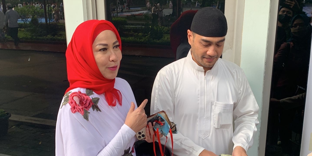 First Eid as a Married Couple, Ferry Irawan is Happy and Touched and Venna Melinda is Very Different