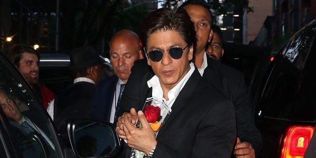 Lebaran, Shahrukh Khan Doesn't Greet Fans in Front of His House Due to the Pandemic and Chooses to Do This