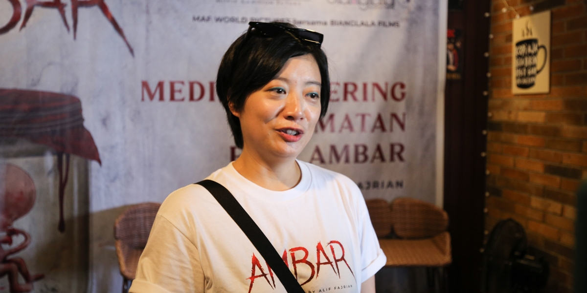 Leony Enthusiastically Portrays the Character of a Midwife in the Horror Drama Film 'AMBAR'