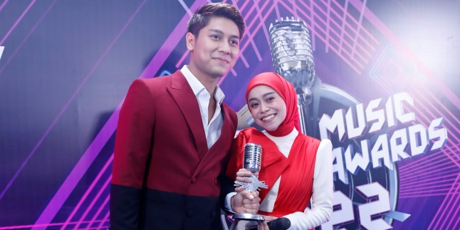 Lesti and Rizky Billar Successfully Win the First Award Collaborating as Husband and Wife at SCTV Music Awards 2022