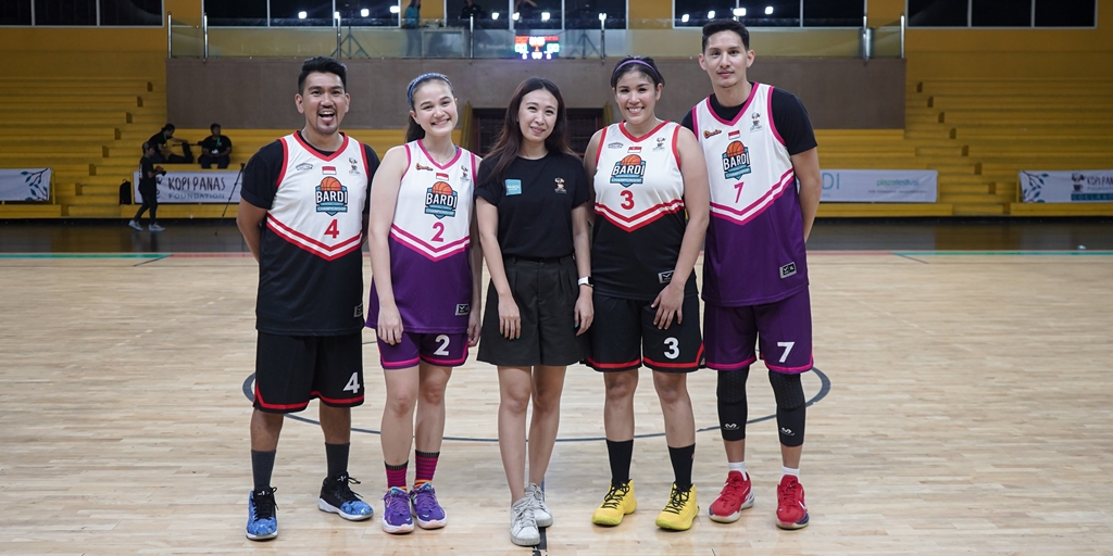 Through KPF, Prisia Nasution Teams Up with Daniel Wenas to Play Basketball Against ODGJ