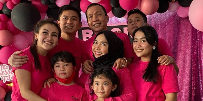 Spending the End of the Year Holiday with Family, Ayu Ting Ting Invites Adit Jayusman