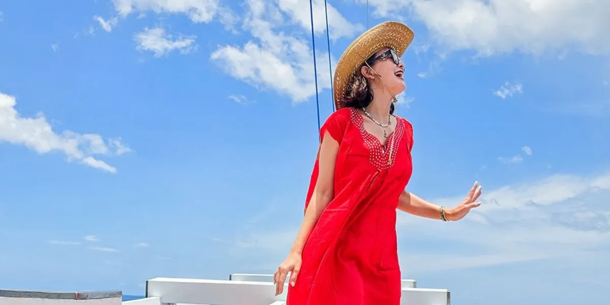 Holiday with Friends, Luna Maya's Happy Aura Shines from Her Face