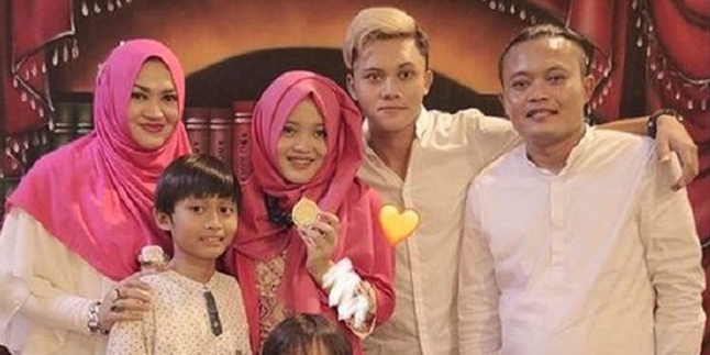 Lina Passed Away, Sule and Rizky Febian Join in Praying for the Deceased in the Front Row