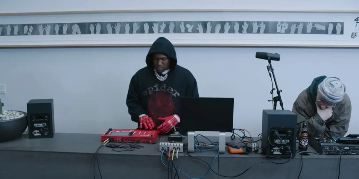 Lirik Lagu 'Slipping Into Darkness', Kolaborasi Pertama Antara HitBoy