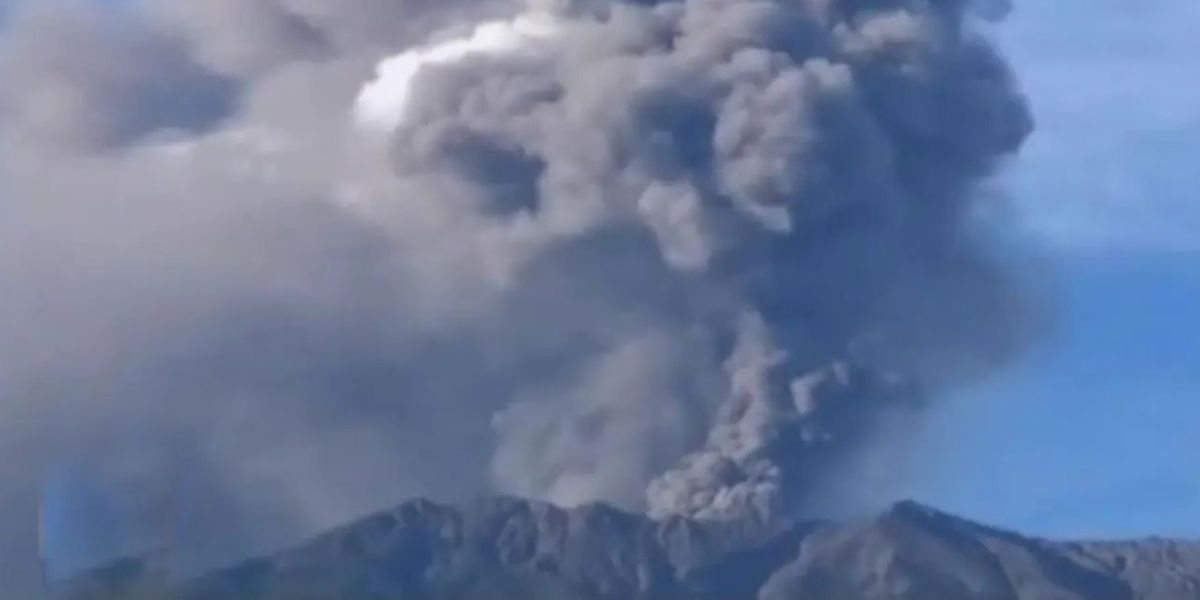 Location of Mount Raung Eruption, Residents Prohibited from Activities within 3 km of the Peak