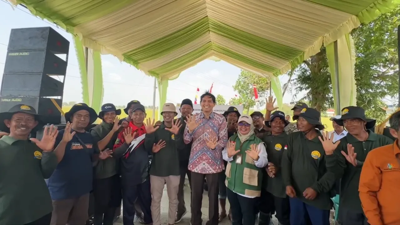 Lucky Hakim Implements Modern Agricultural Program, Rice Harvest in Indramayu Soars