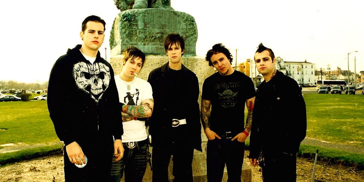 The Meaning of the Song Dear God - Avenged Sevenfold about Long-Distance Relationships, Complete with Its Lyrics