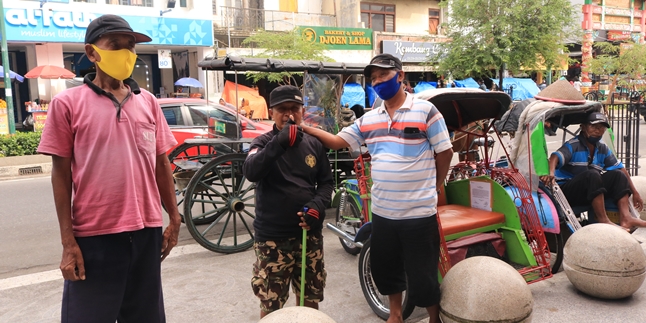 Malioboro Once Again Crowded with Tourists, Becak Drivers Start Hunting for Passengers