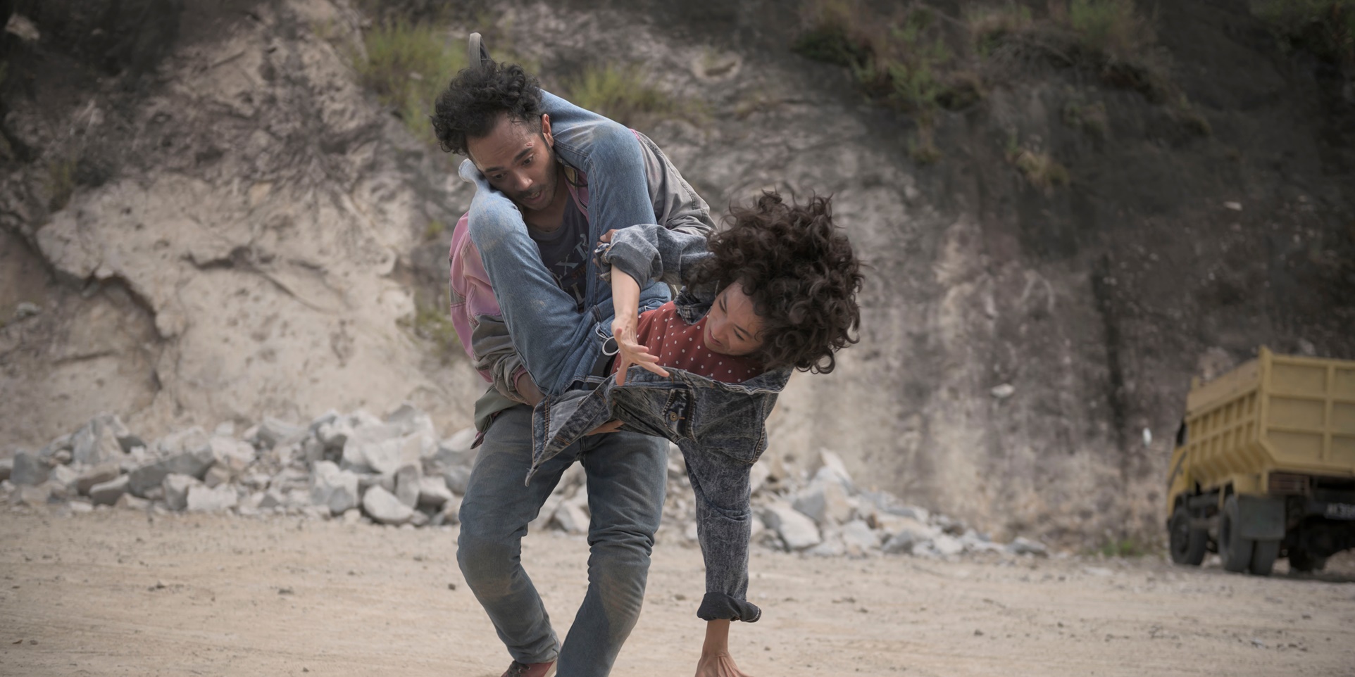 Marthino Lio and Ladya Cheryl Perform Fighting Scene in the Film 'SEPERTI DENDAM', Even Got Hit for Real!